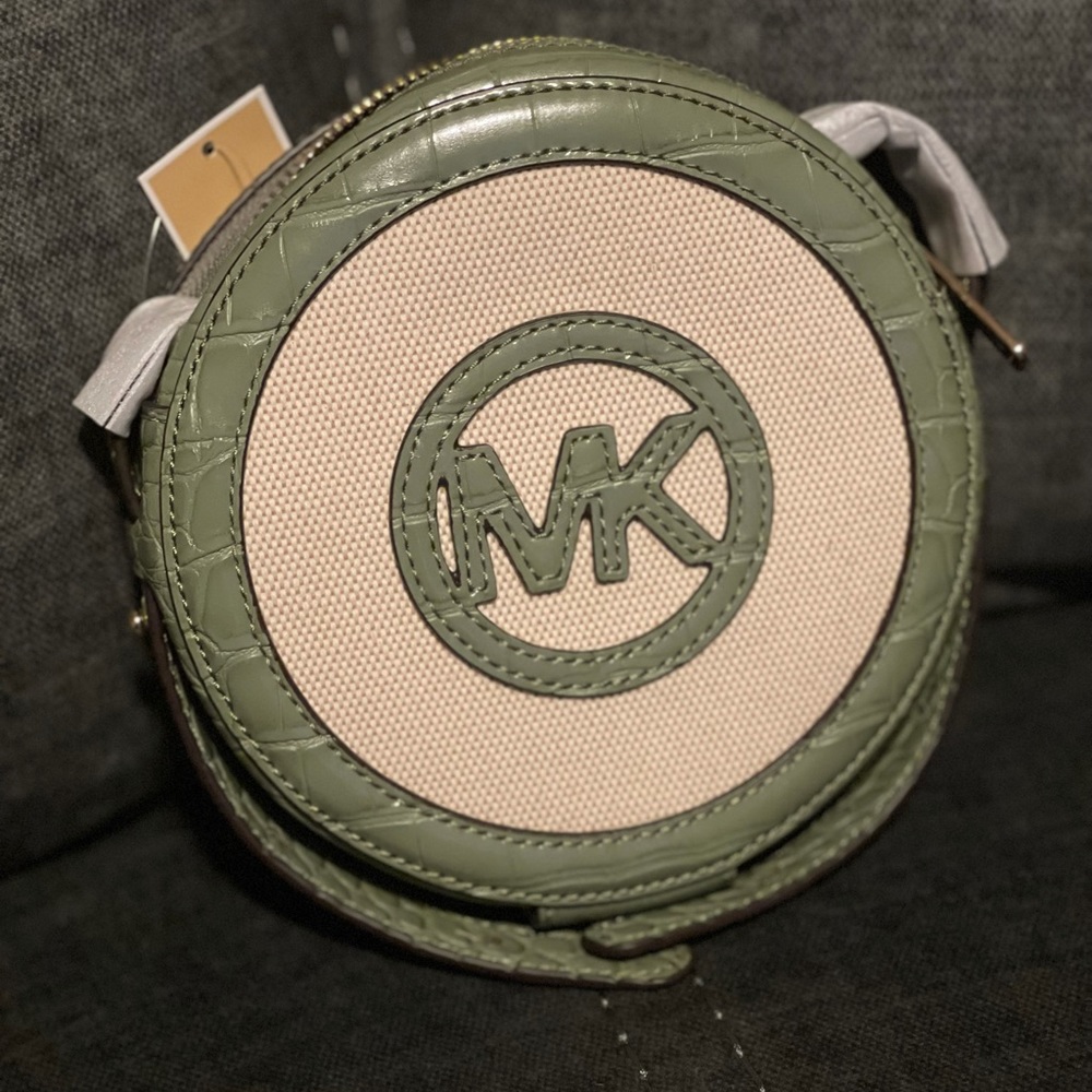 Michael Kors xbody  purse COLOR ARMY GREEN MULTI
CROC LEATHER